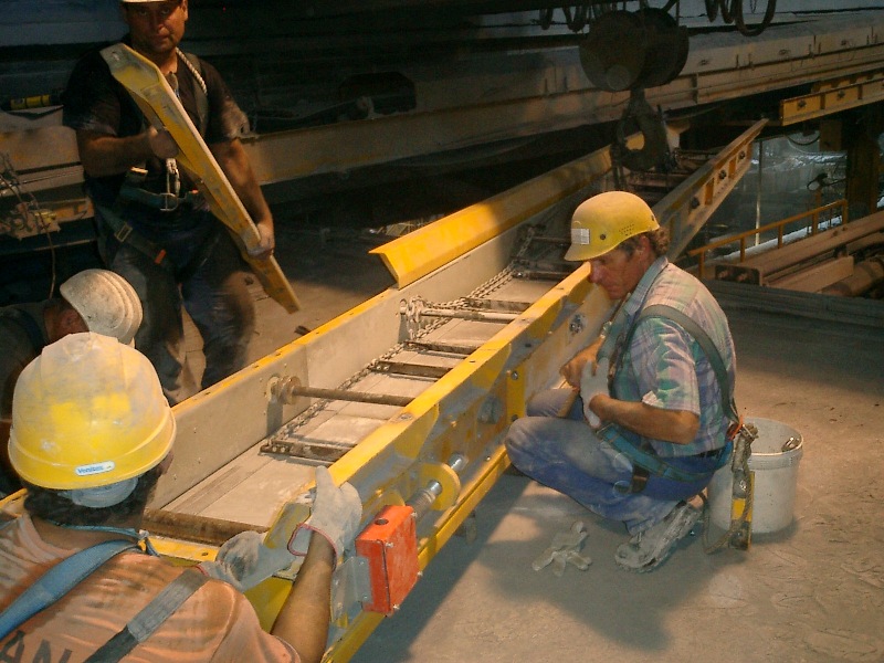 10 - CHAIN CONVEYOR IN PHASE OF ASSEMBLY